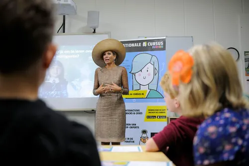 <i>Koningin M\u00e1xima geeft uitleg over de AI-cursus.</i>