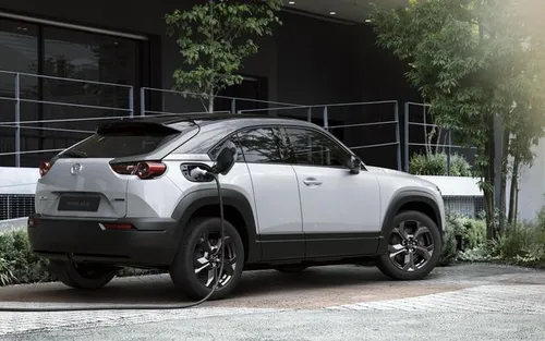 De eerste Mazda die aan een paal wordt opgeladen