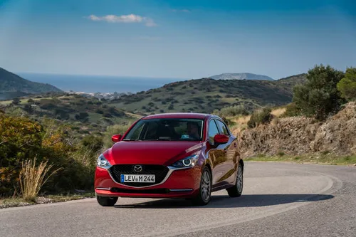 <em>De Mazda2 in de kenmerkende kleur Soul Red Crystal<\/em>