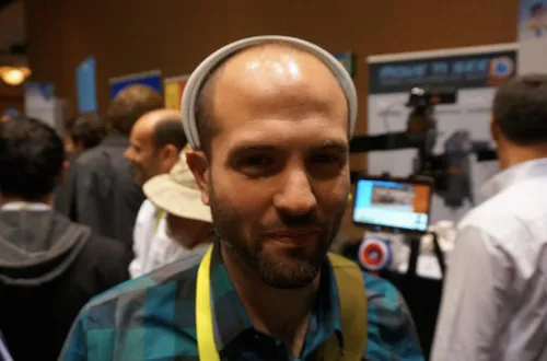 Zo ziet het eruit als je de wearable op je hoofd draagt. Picture by: Anthony Domanico\/CNET.