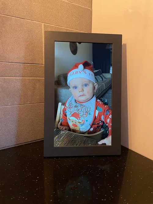 <i>De meural kan je als fotolijst staand neerzetten, maar is ook aan de muur te monteren.</i>