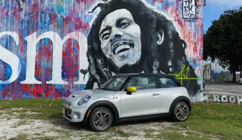 MINI Electric &amp; Bob Marley, One Love. Lokatie Wynwood Walls - Art district Miami