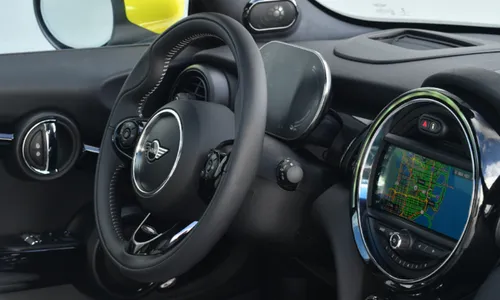 Nieuw aangepast interieur met 2 digitale displays