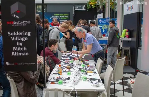 <i>Soldering village met uitvinder Mitch Altman.</i>