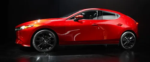 De nieuwe Mazda 3 op het podium tijdens de presentatie op de event lokatie