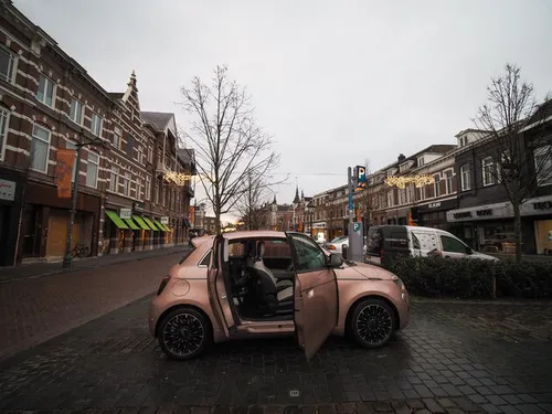 De Fiat 500e 3+1 in de kleur rose gold in zijn natuurlijke habitat: de stad!