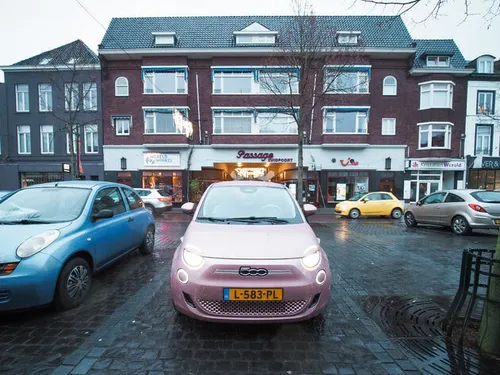 Niet overal zijn de parkeerplekken zo ruim als hier, dus een compacte auto is een must in de stad.