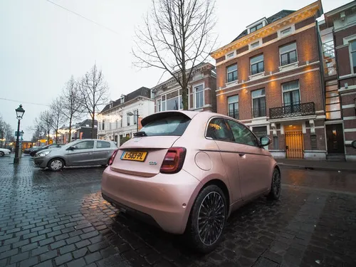 Not just a pretty face: met de elektrische Fiat 500e 3+1 win je iedere stoplichtsprint