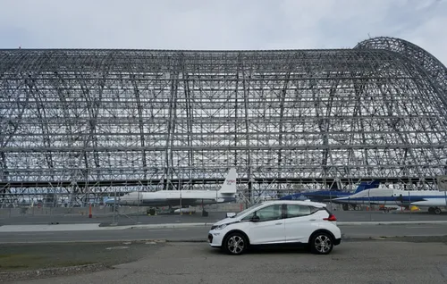 Op de achtergrond de bouwplaats van de Spaceshuttle. Inmiddels is het eigendom van Google