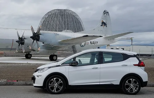 Drie techplatformen met op de voorgrond de Ampera-E