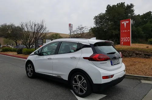 Met de Opel Ampera op bezoek bij het nog niets vermoedende Tesla