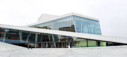 De Opera van Oslo is een van de beroemde gebouwen met zonnepanelen.