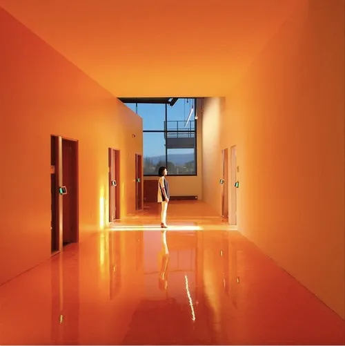 En zo loop je ineens door een feloranje hal.