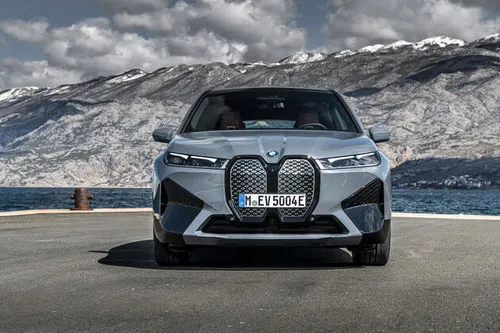 P90422107_highRes_the-bmw-ix-xdrive50-