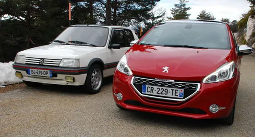 Peugeot 205 GTi en Peugeot 208 GTi -&nbsp;foto via Carscoops.com