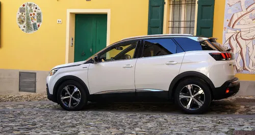 Peugeot_3008_car_of_the_year