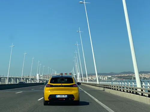 Peugeot e-208 op de fameuze brug bij LIssabon