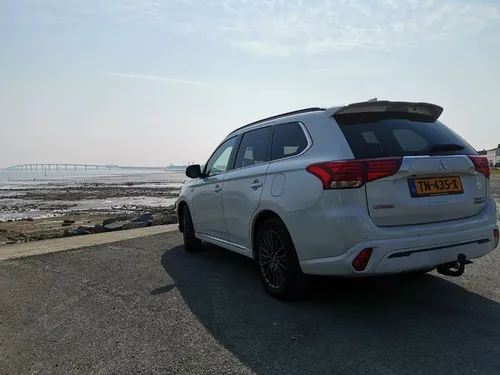 <i>PHEV Outlander bij de bruk van I\u0302le de Re\u0301</i>