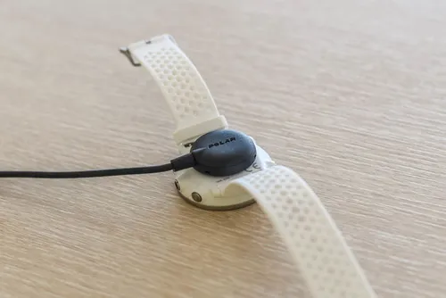 Opladen doe je via een magneet aan de achterzijde