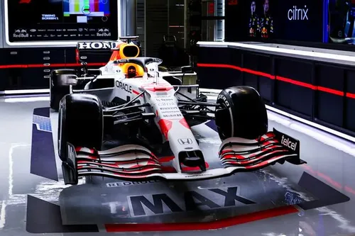 Hij wordt er niet lelijker op, de Red Bull van Max.