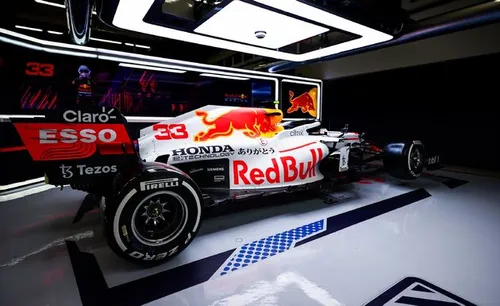 De witte RB16B waarin Max de GP van Turkije zal rijden