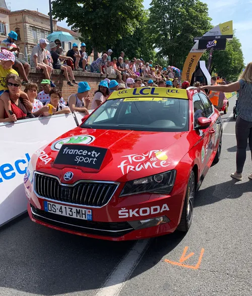 <em>De rode \u0160koda Superb van Prudhomme<\/em><em> voor de start van etappe 11.<\/em>