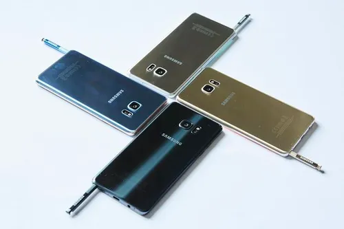 Blue Coral, Silver Titanium en Black Onyx. De gouden versie wordt niet verkocht in Nederland