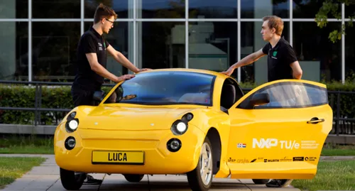 Studenten stappen in de auto