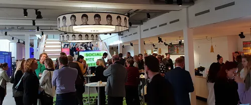 Er was voldoende ruimte om te netwerken in de hal van het COMM museum.