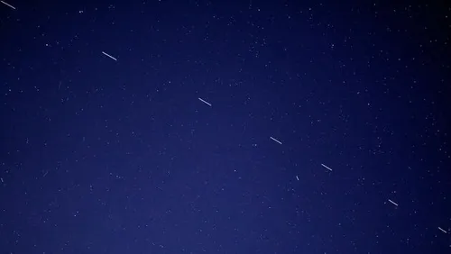 Een Starlink `satelliet trein` zoals die in de dagen na een nieuwe lancering regelmatig te zien is.