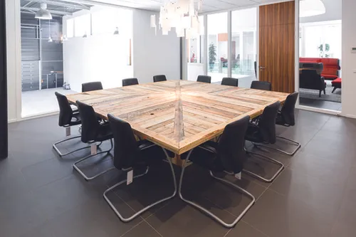 Duurzame kantoorinrichting met steigerhouten meubels