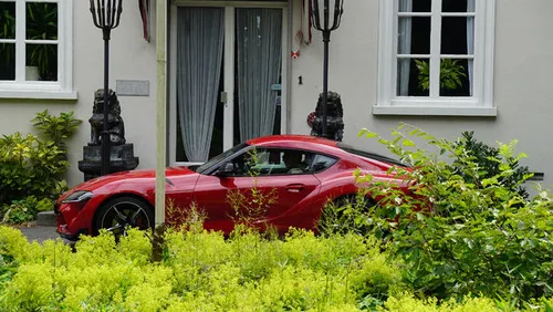 Overal valt de auto op.