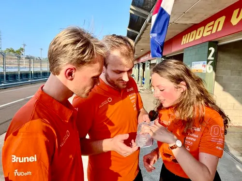 Teamleden met de kentekenplaat van Nuna X