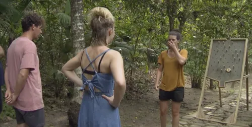 <em>Merel nadat ze zich realiseert dat ze Niels nu de joker heeft bezorgd.<\/em>