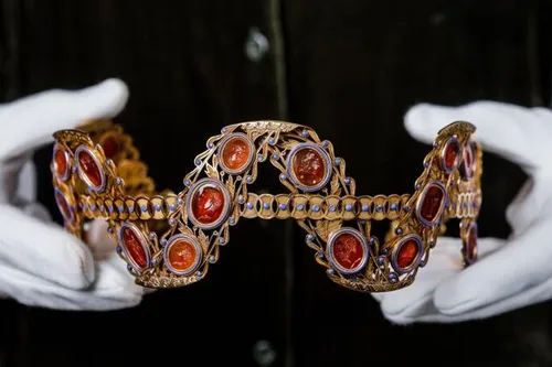 Een van de twee tiara`s die voor zo`n 675.000 euro geveild zijn. Foto via <a href=\