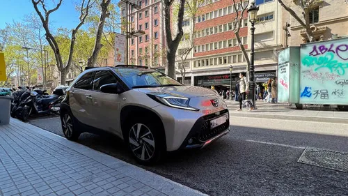Toyota Aygo X met recht een Urban Citycar, hier gefotografeerd op de Ramblas in Barcelona