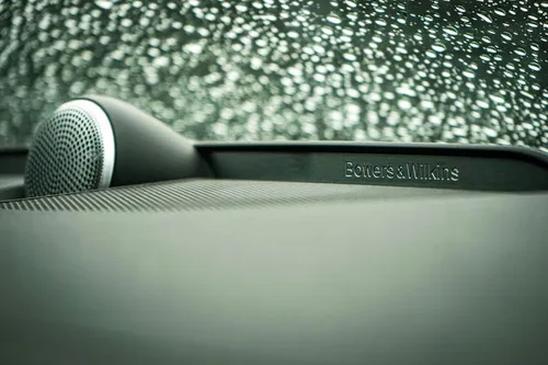 Het Bowers &amp; Wilkins geluidssysteem.