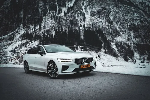 Met de Volvo V60 rijd je ook gemakkelijk langs smalle bergpaadjes