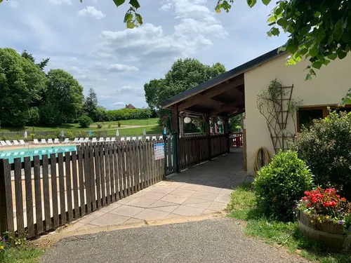 <em>Het zwembad op vakantiepark Village de Montmarsis<\/em>