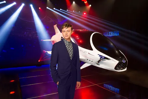 Hoofdrolspeler Dane DeHaan met het model van de Skyjet uit de film.