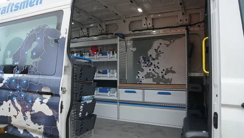 Een magneetbord met foto`s laat zien waar de VW Crafter inmiddels is geweest