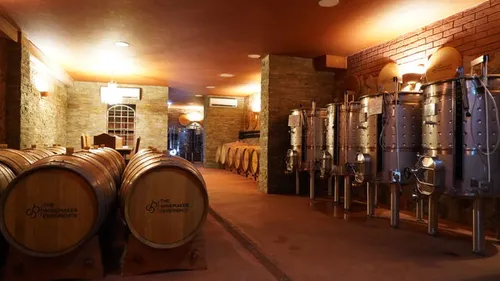 Links liggen de vaten van de wijnmakers, rechts staan de eigen ketels voor ieder zijn wijn