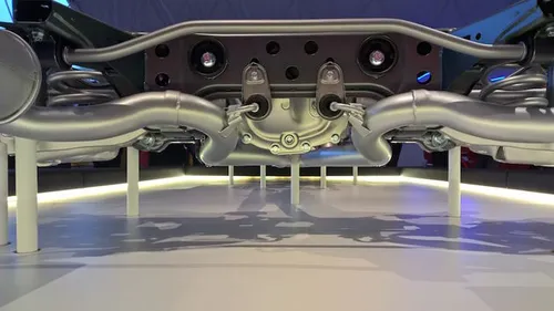 Artwork aan de onderzijde van de 5.0 liter