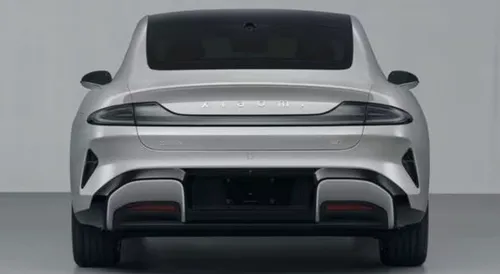 De Xiaomi SU7, van achteren bekeken.