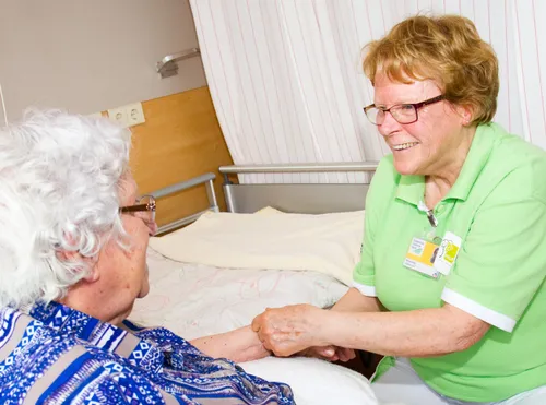 help vrijwilliger geeft handmassage