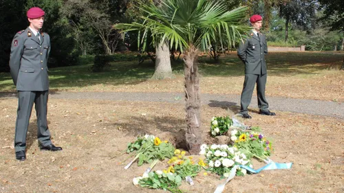 erewacht bij monument c2a9 chris ouboter 15 aug 2020