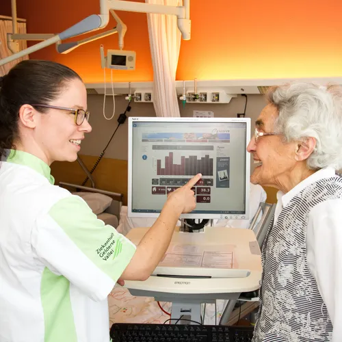 fysiotherapeut flora strookappe bespreekt de resultaten van de meting met mevrouw kranenburg hensen