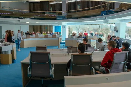 leerlingen van het streek gedurende de presentaties in de raadzaal van ede