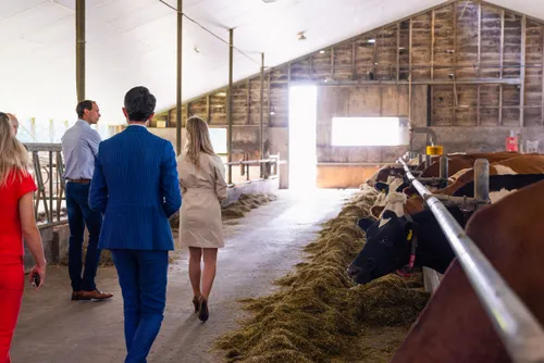 Minister loopt door de stal op boerderij Theo Folmer