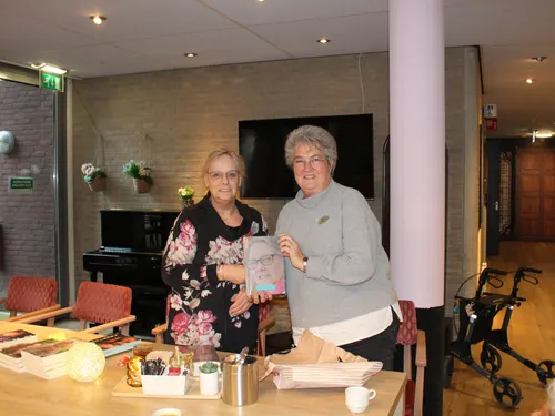 tieneke overhandigd boek aan frida van vilente